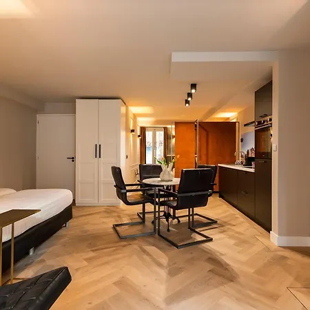 Midtown Hotel Royal Room-2